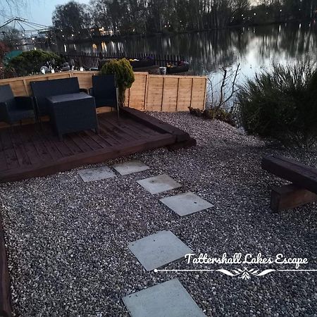 Meridian Tattershall Lakes Escape - Lakeside Lodge Caravan With A Fishing Peg Luxury Hot Tub Exterior photo