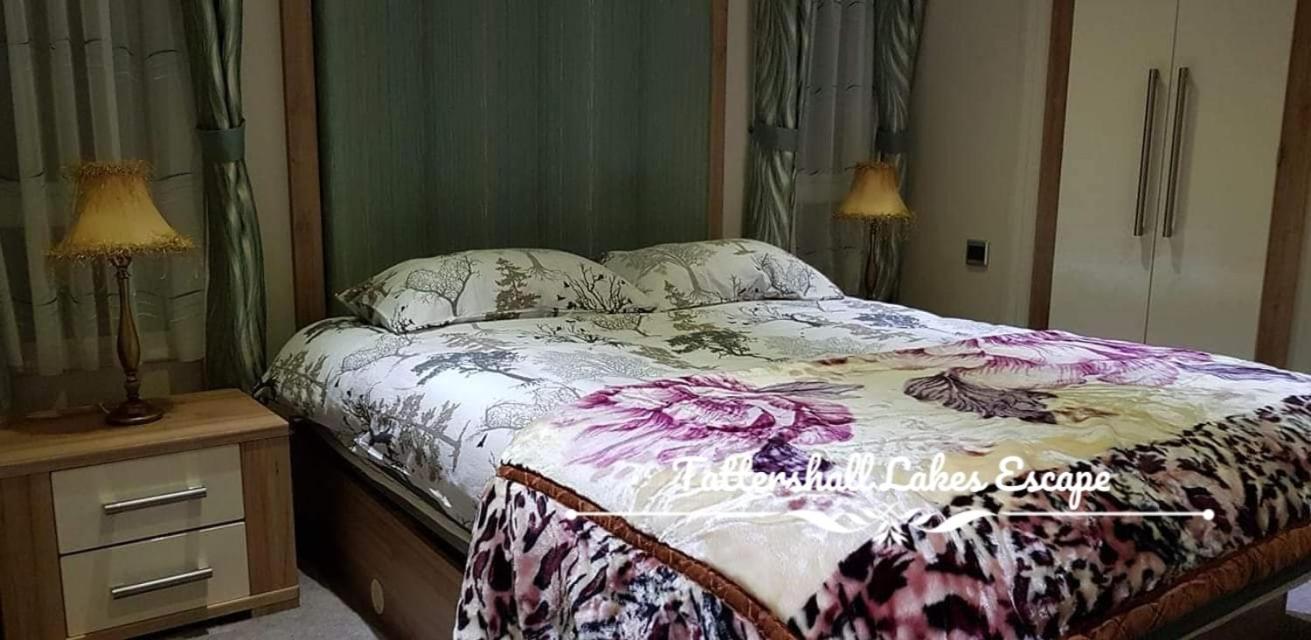 Meridian Tattershall Lakes Escape - Lakeside Lodge Caravan With A Fishing Peg Luxury Hot Tub Exterior photo