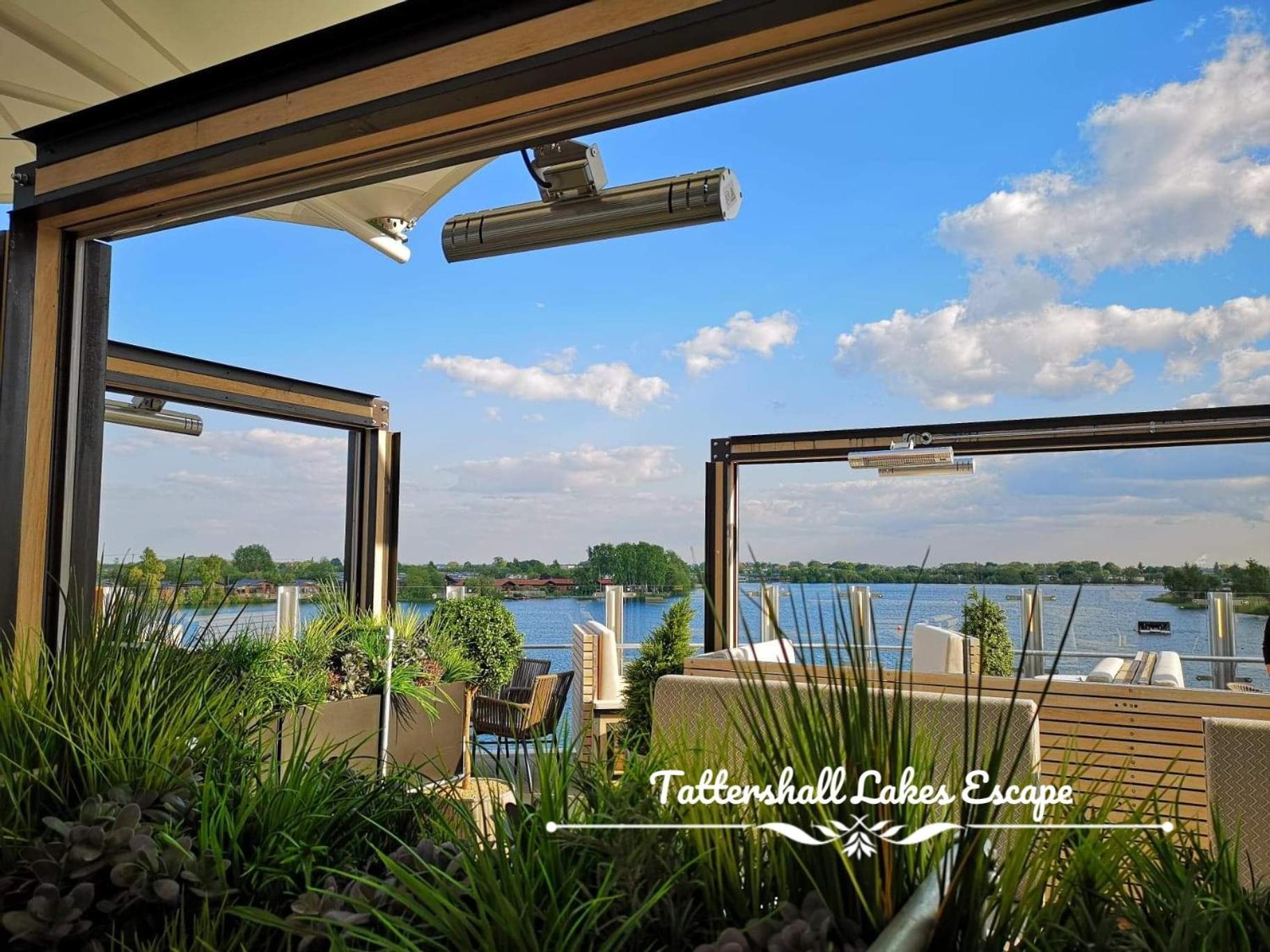 Meridian Tattershall Lakes Escape - Lakeside Lodge Caravan With A Fishing Peg Luxury Hot Tub Exterior photo