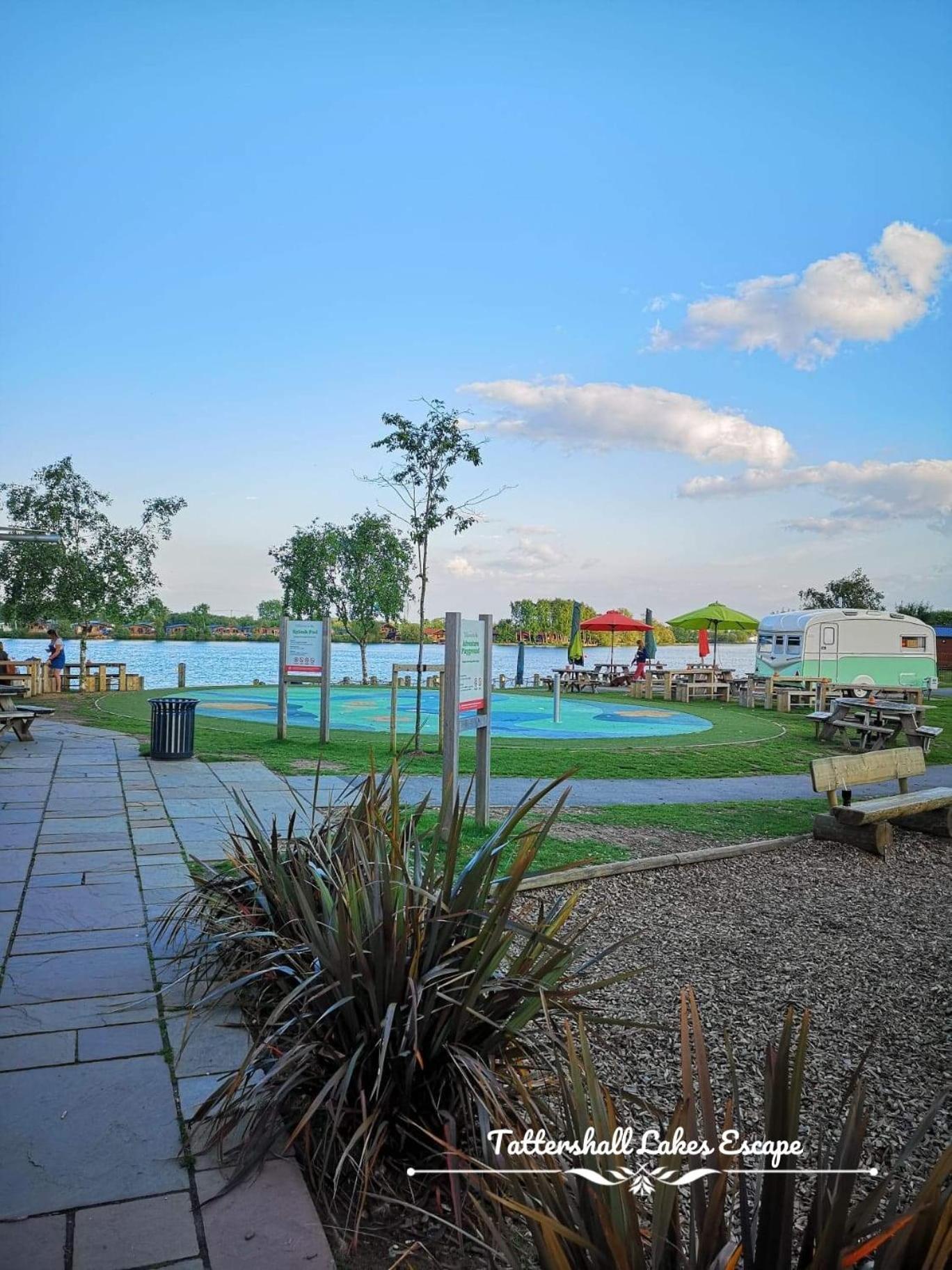 Meridian Tattershall Lakes Escape - Lakeside Lodge Caravan With A Fishing Peg Luxury Hot Tub Exterior photo