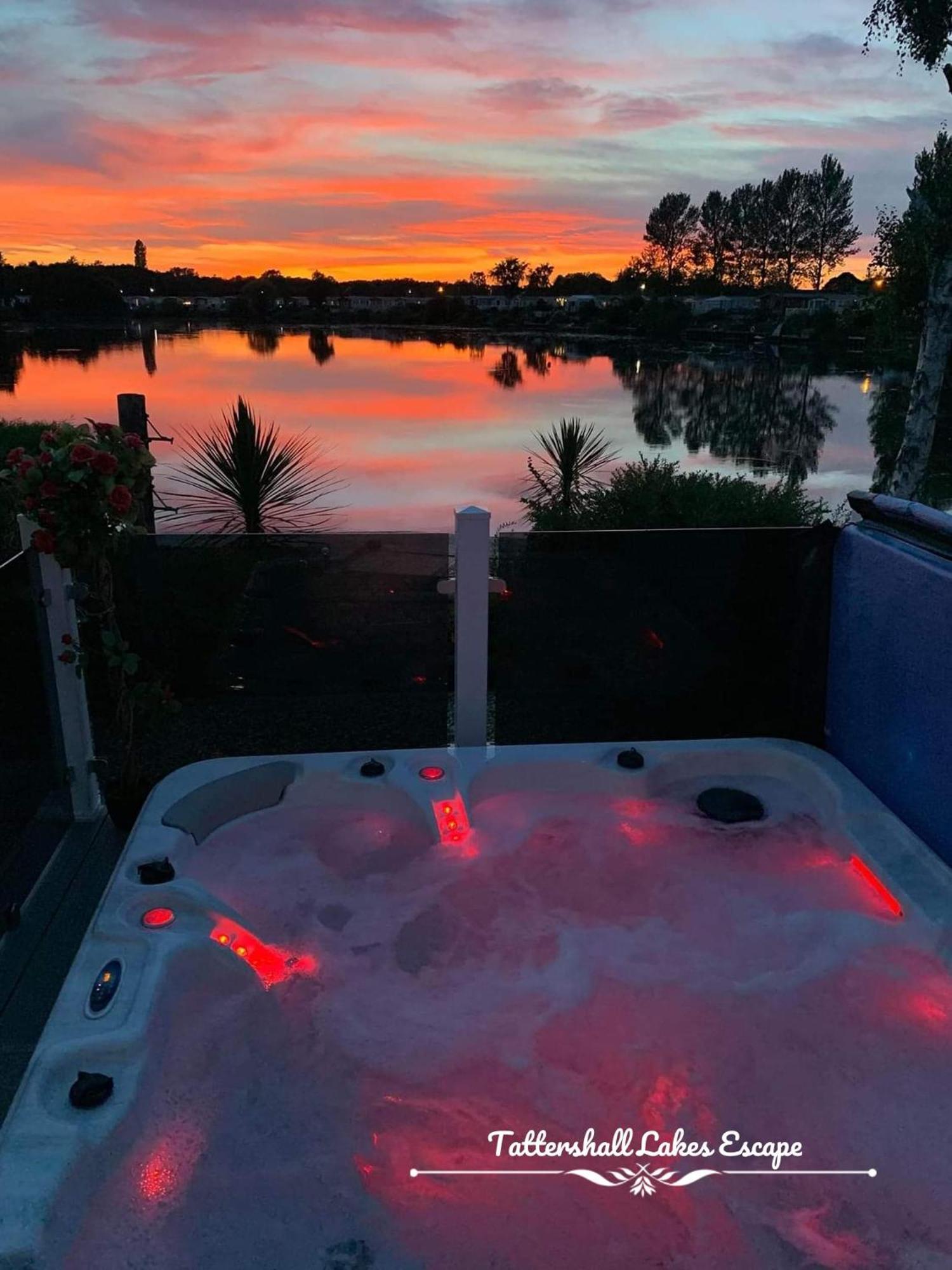 Meridian Tattershall Lakes Escape - Lakeside Lodge Caravan With A Fishing Peg Luxury Hot Tub Exterior photo